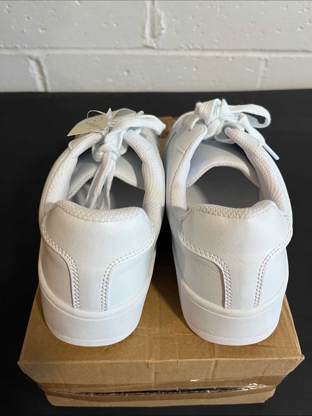 Classic All-White Platform Sneakers 8.5 Women’s - Picture 4 of 4